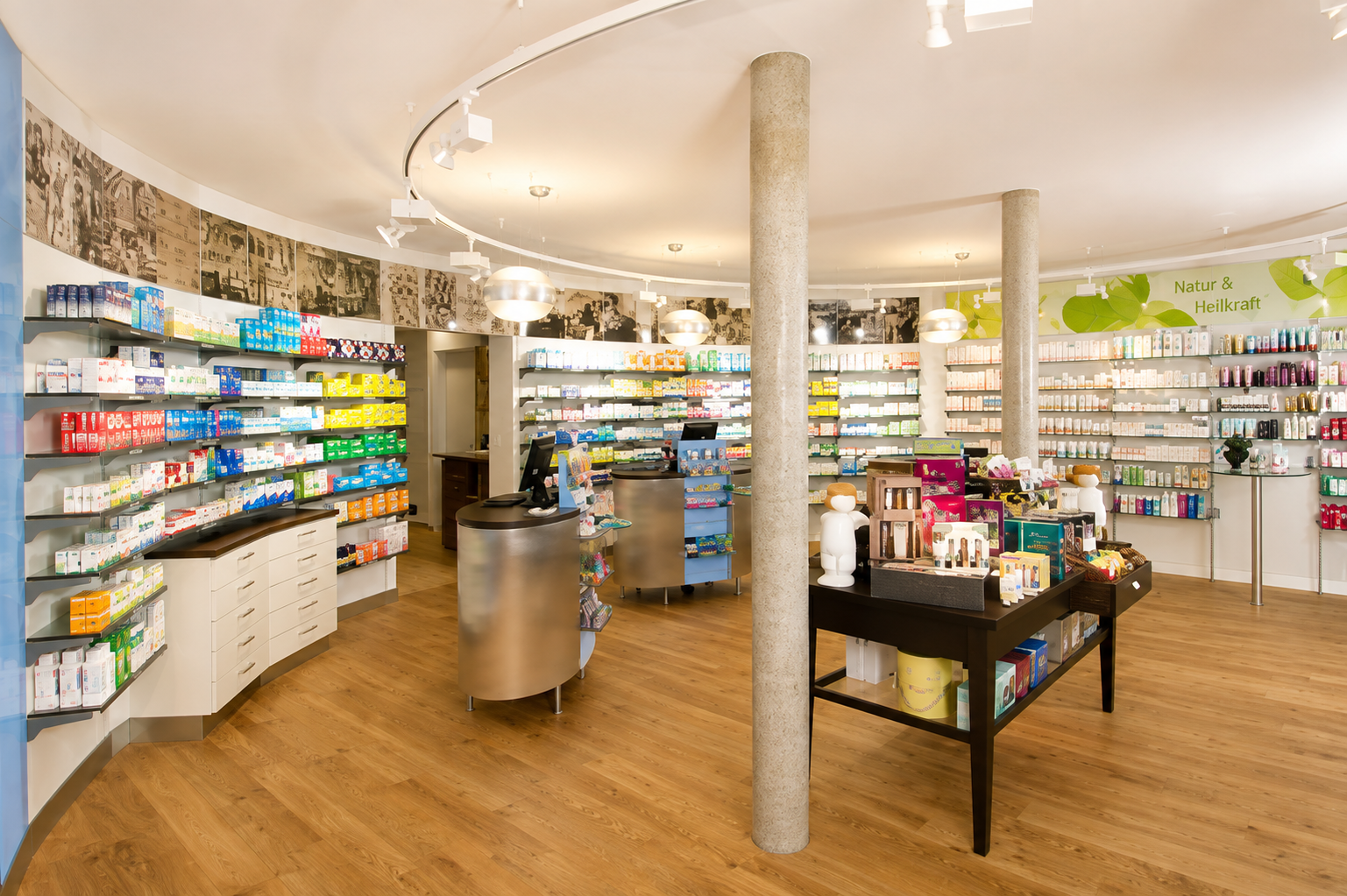 Geschenktisch mit Pflegeprodukten in der Susten Apotheke
